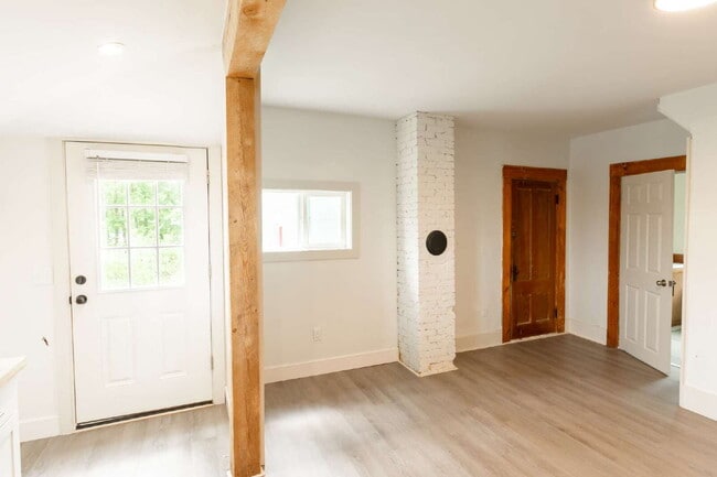 Building Photo - Walk to Downtown Norway from This Bright, Beautifully Renovated First-Floor Apartment