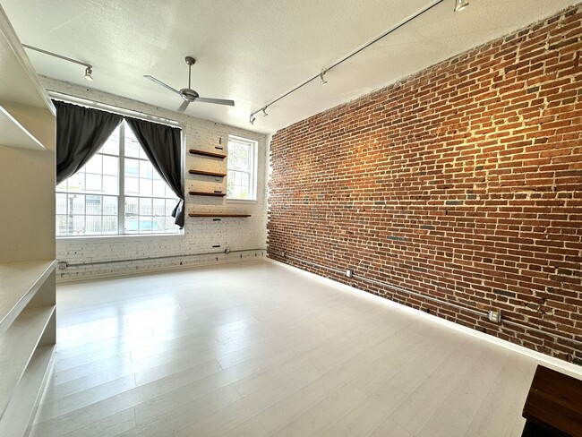 Foto del edificio - Springfield Historic Loft Condo/Studio