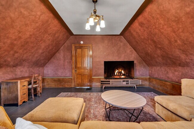 Foto del edificio - Furnished 4-Bedroom Home with a Private Pool near Elmwood Village
