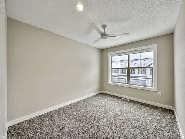 Building Photo - 3 br, 2.5 bath House - Kings Grove Townhom...