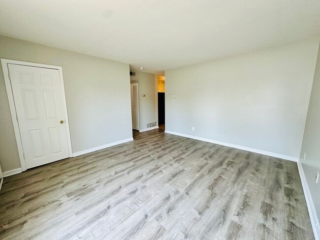 Foto del edificio - Updated three bedroom ranch in Okolona now...