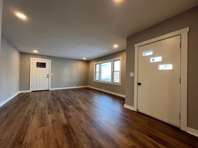 Foto del edificio - Remodeled Single Level 3 Bed, 2 Bath Home w/ 1 Car Garage