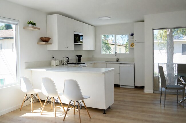 Cocina recién reformada con electrodomésticos nuevos. - 5860 Hazeltine Ave