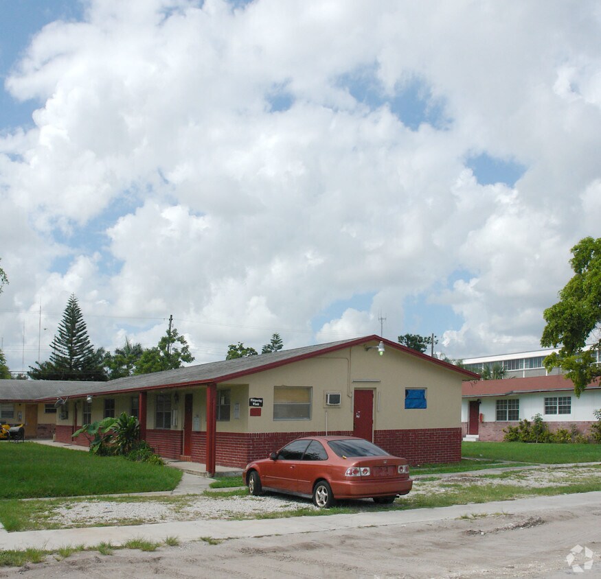Building Photo - 6106-6110 SW 27th St