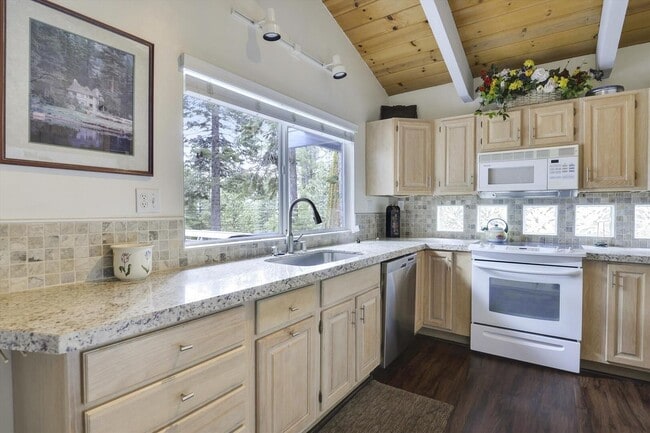 Foto del edificio - LEASE PENDING- Snow Flower, Tahoe City Ski...