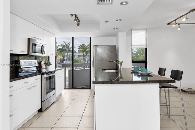 Building Photo - 2501 Brickell Ave