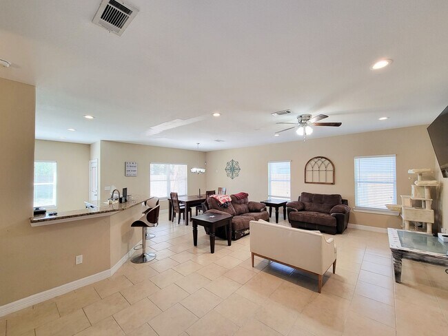 Foto del edificio - Here's the home you have been looking for!...