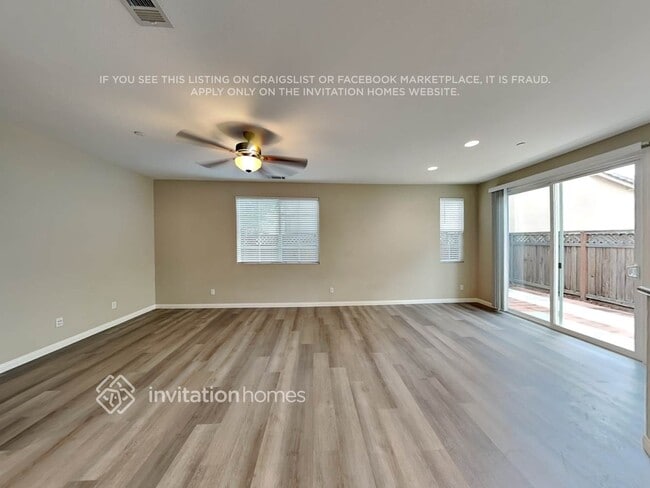 Foto del edificio - 815 Equinox Loop