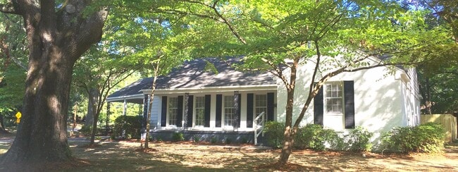 Building Photo - 1/2 First Full Month's Rent in East Memphis! 3brs/2bas and over 2000 sq ft. Fenced back yard. Pet...