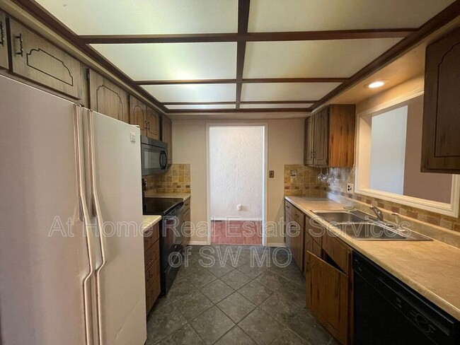 Building Photo - 1357 S Sieger Dr