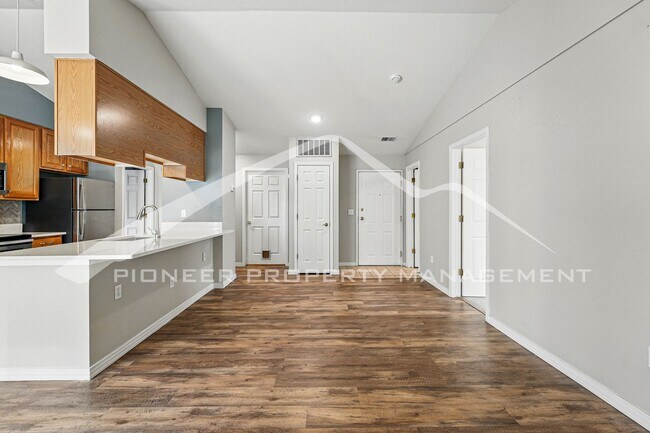 Building Photo - Updated Condo with Central AC!