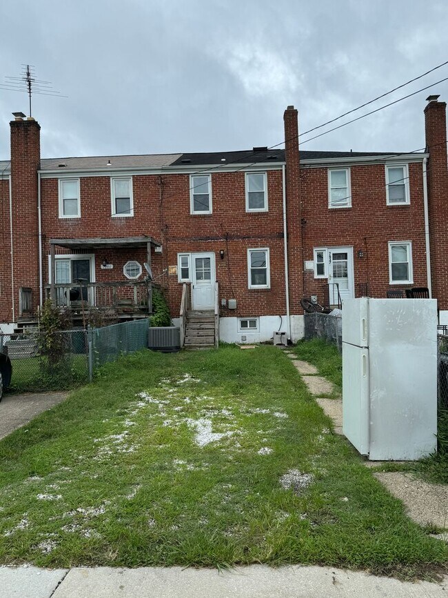 Building Photo - Introducing a charming 3-bedroom, 1-bathro...