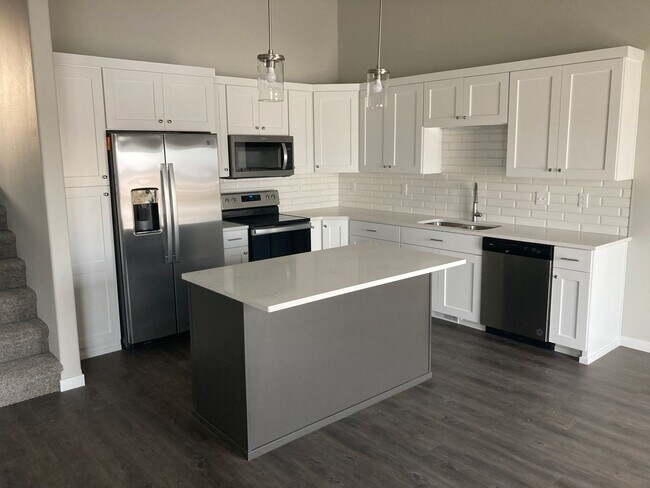 Building Photo - 3 Bed 3 Bath Townhome