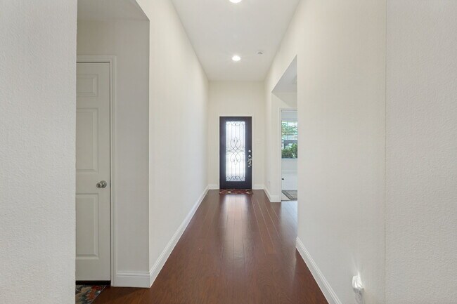 Building Photo - Beautiful Open-Concept Home with Large Backyard