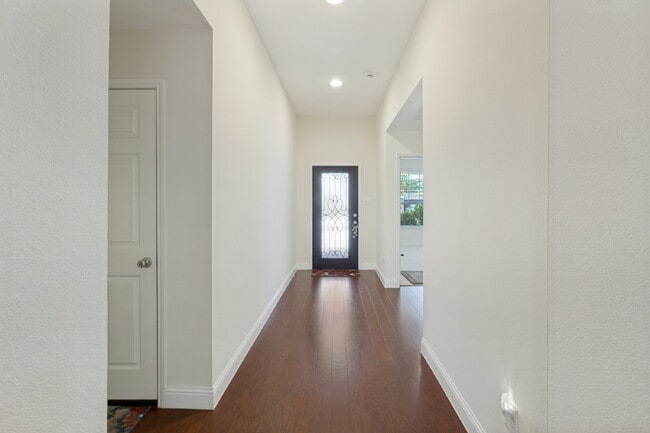Foto del edificio - Beautiful Open-Concept Home with Large Backyard