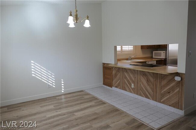Foto del edificio - 3335 Racquet St