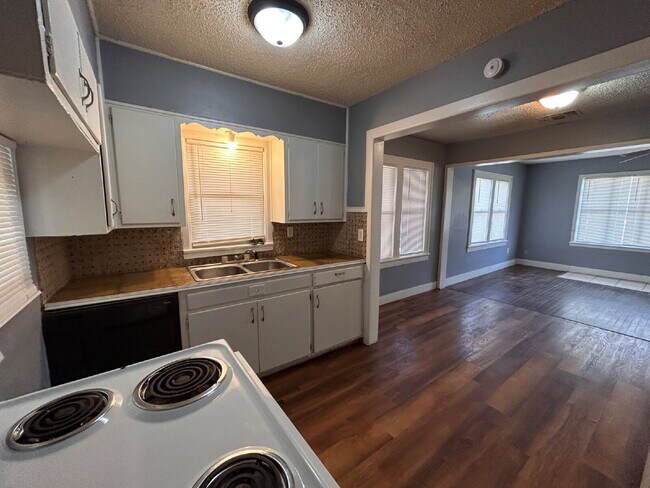 Foto del edificio - 3 bedroom 2 bathrooms