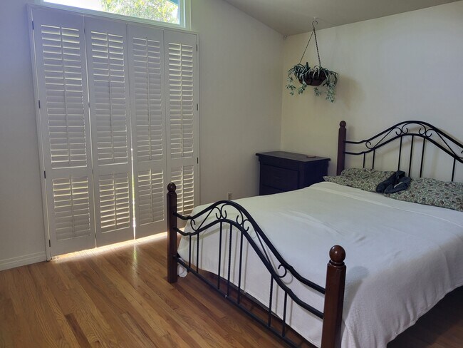 Foto del edificio - 5027 Elmdale Dr