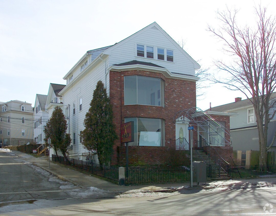 Building Photo - 518 S Main St