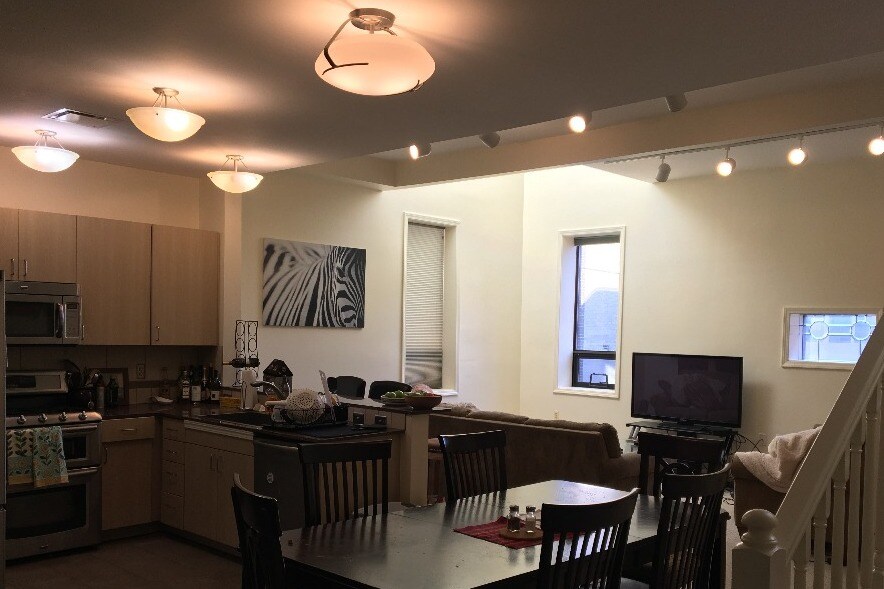 Primer plano de la cocina y la sala de estar - 212 E Huron St