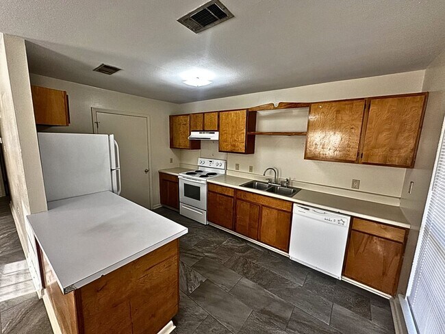 Building Photo - 111 Mallard Dr