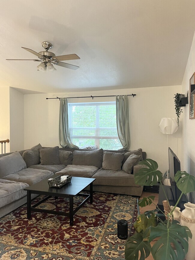 Foto del edificio - 211 Redwood Cir