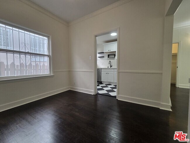 Foto del edificio - 107 N Sweetzer Ave