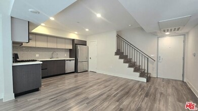 Building Photo - 5030 Rosewood Ave