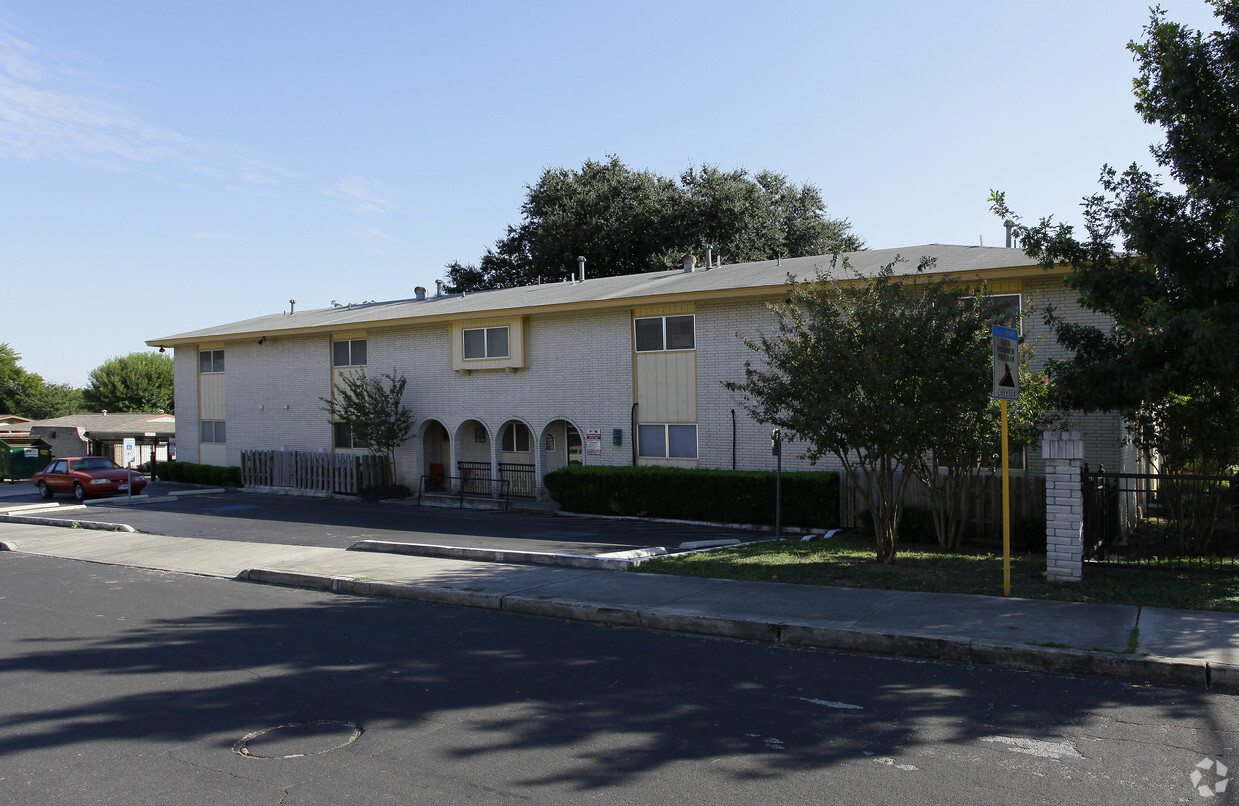 Primary Photo - Escondida Apartments