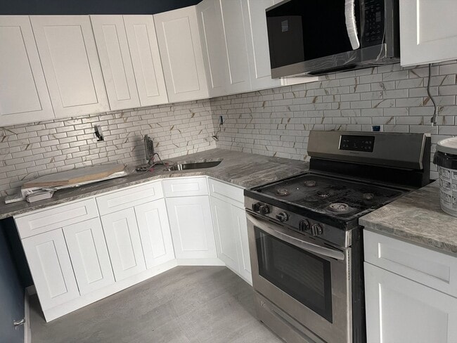 Building Photo - 566-568 Hawthorne Ave