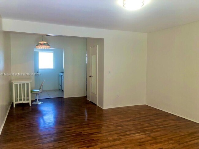 Foto del edificio - 7945 Carlyle Ave