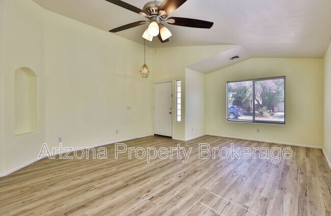 Building Photo - 1025 E Palomino Way