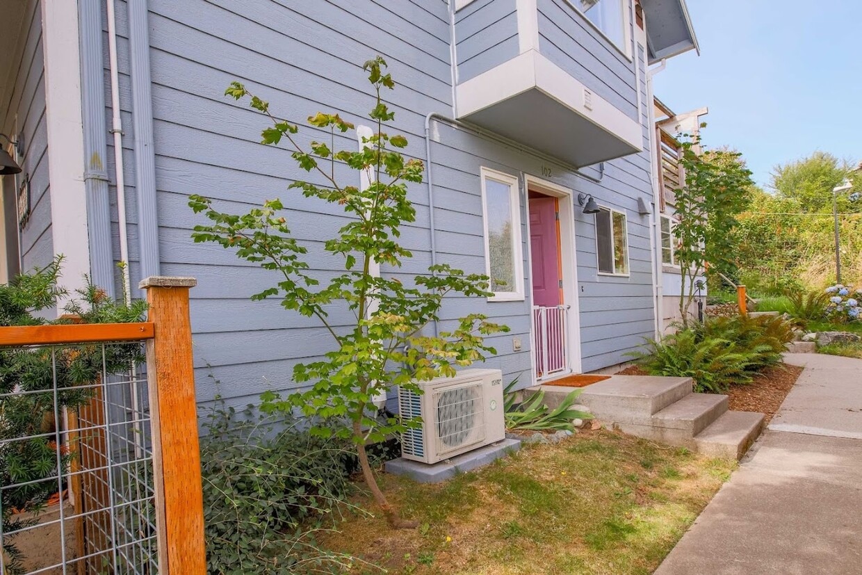 Primary Photo - Lovely Langley Condo and Pet Friendly!