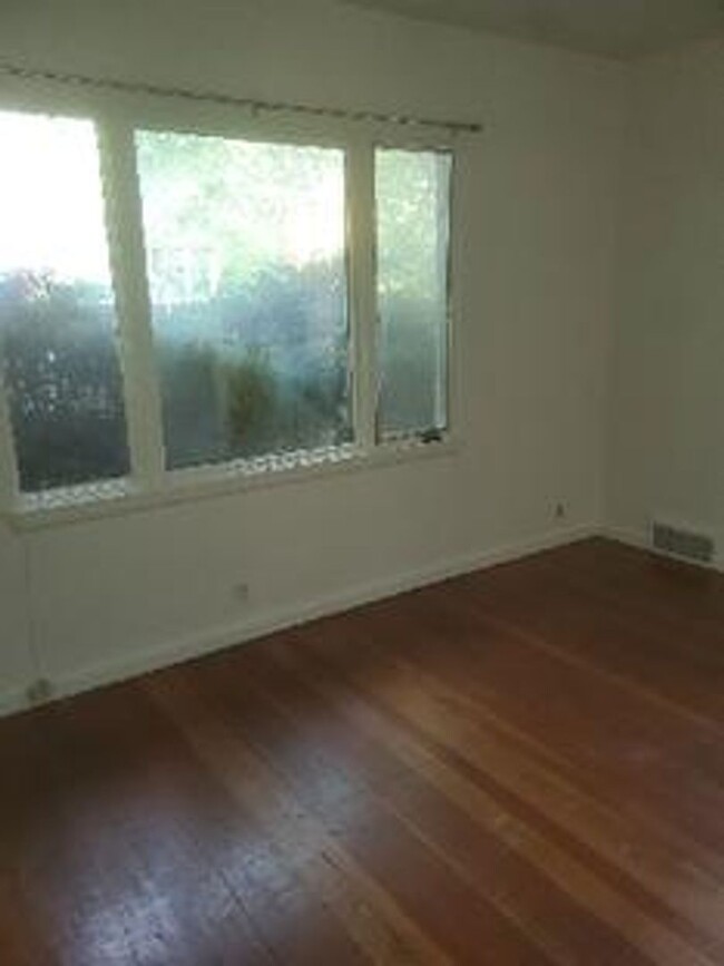 Building Photo - STUDENTS WELCOME! 4 Bed 2 Bath House 1 Blo...