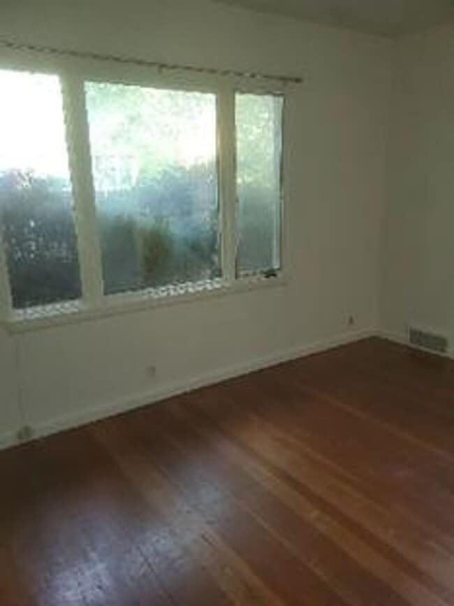 Building Photo - STUDENTS WELCOME! 4 Bed 2 Bath House 1 Block North of CSU