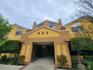 Building Photo - 939 Laurel St