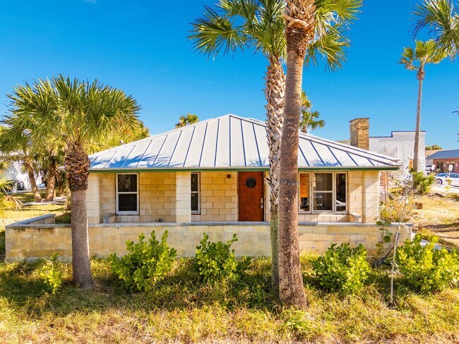 Foto del edificio - Historic Coquina Meets Modern Finishes 2 Bedroom 1 Bath Duplex in the Heart of Flagler Beach