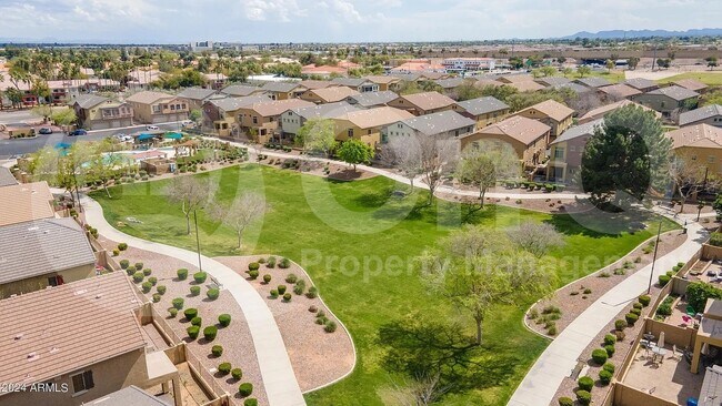 Foto del edificio - 1350 S Greenfield Rd
