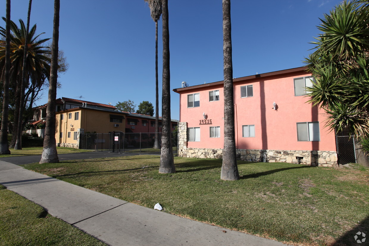 Foto del edificio - 19515-19519 Sherman Way