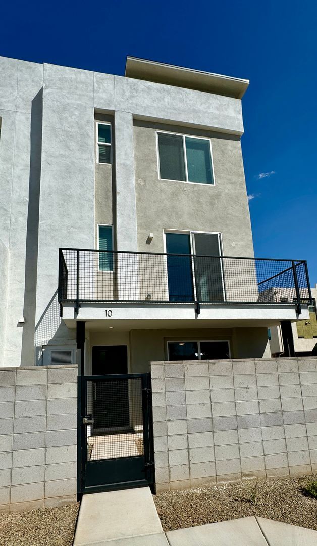 Building Photo - Stunning 3 Bedroom/3.5 Bath Town House in Downtown Phoenix! Tons of Upgrades Throughout!