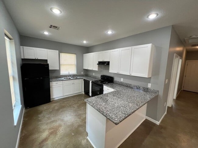 Building Photo - 2 bedroom 1 bath apartment for lease