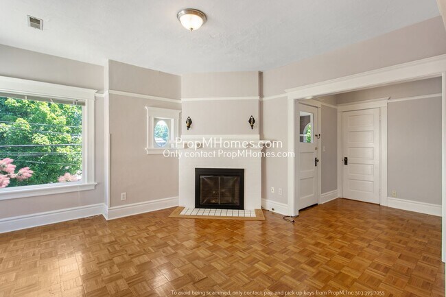 Foto del edificio - Charming Two-Bedroom Upper-Level Duplex in...
