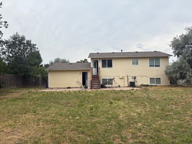 Foto del edificio - 4 Bedroom Bi Level with Large Yard and 2 Car Garage