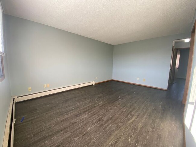 Building Photo - $1,000 | 2 Bedroom, 1 Bathroom Apartment |...