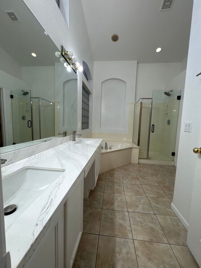 Foto del edificio - Upgraded home in Glendale with Pool