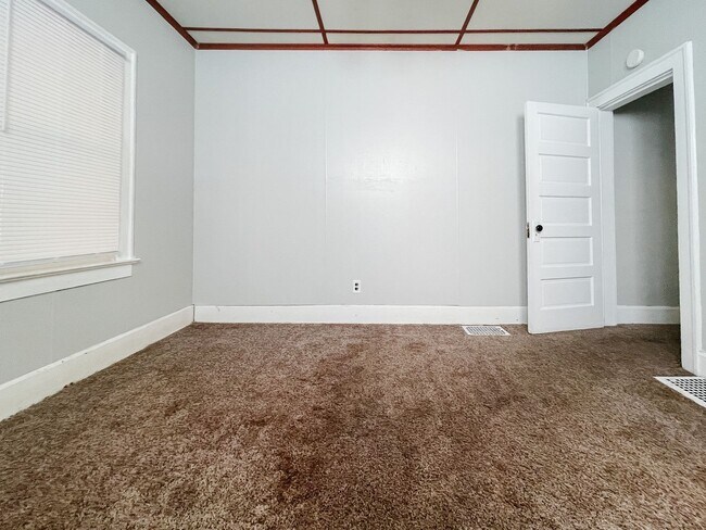 Building Photo - Charming 2 Bedroom Home with Great Storage...