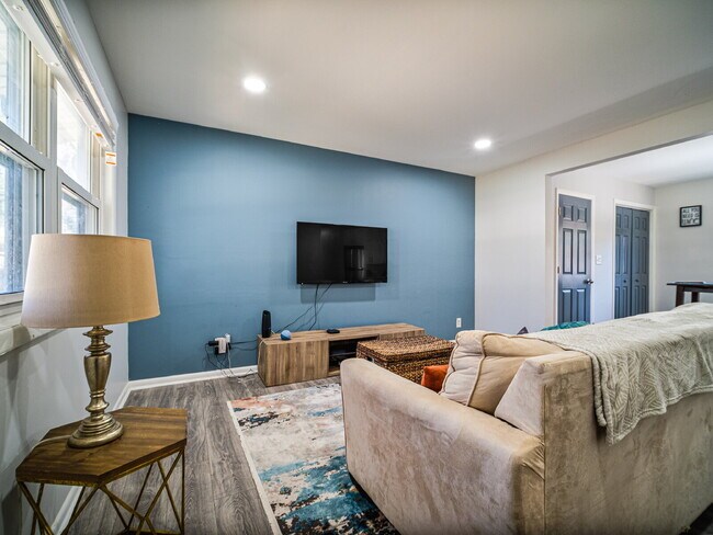 Foto del edificio - "Charming 2-Bedroom Retreat with Granite Elegance on Thornton Road!"