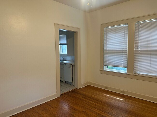 Foto del edificio - 705 Graham Pl