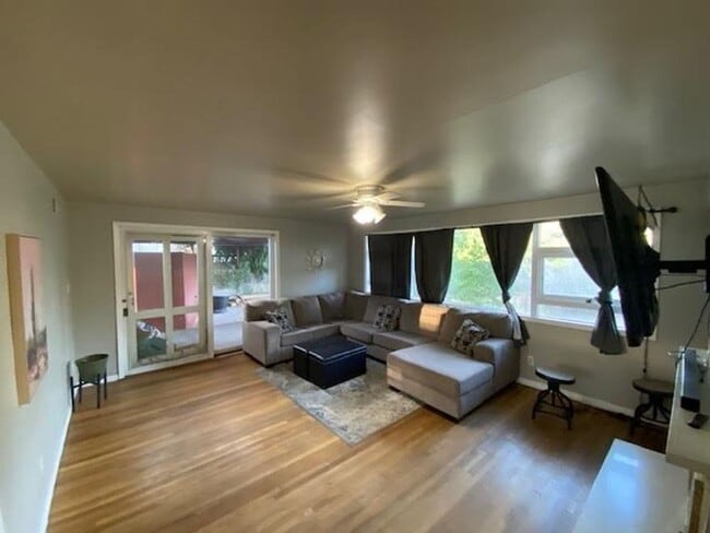 Building Photo - Charming Ranch Style Single Family Home