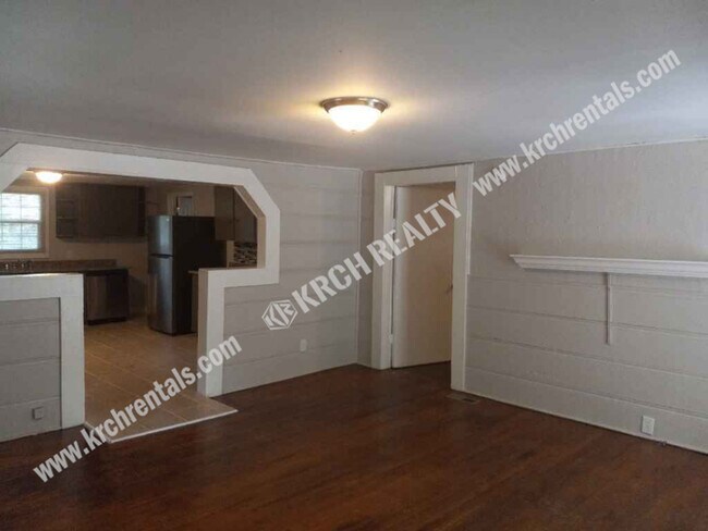 Building Photo - Cozy 2-Bed, 2-Bathroom Home